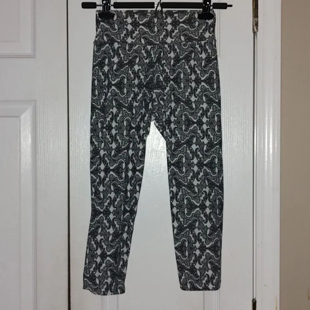 Liquido Wardy  white gray patterned wide waist band cropped yoga leggings  Sz M